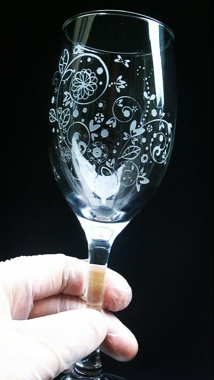东旭960激光雕刻机在玻璃酒瓶雕刻工艺有什么技巧？
